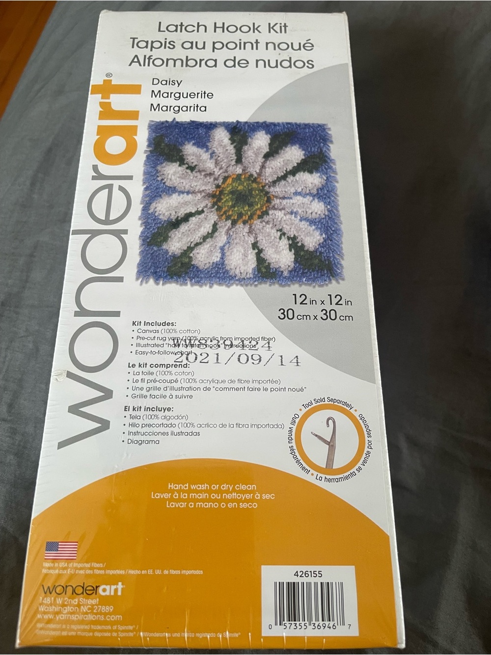 Wonderart Daisy Latch Hook Kit — Blue, White, Green, Yellow